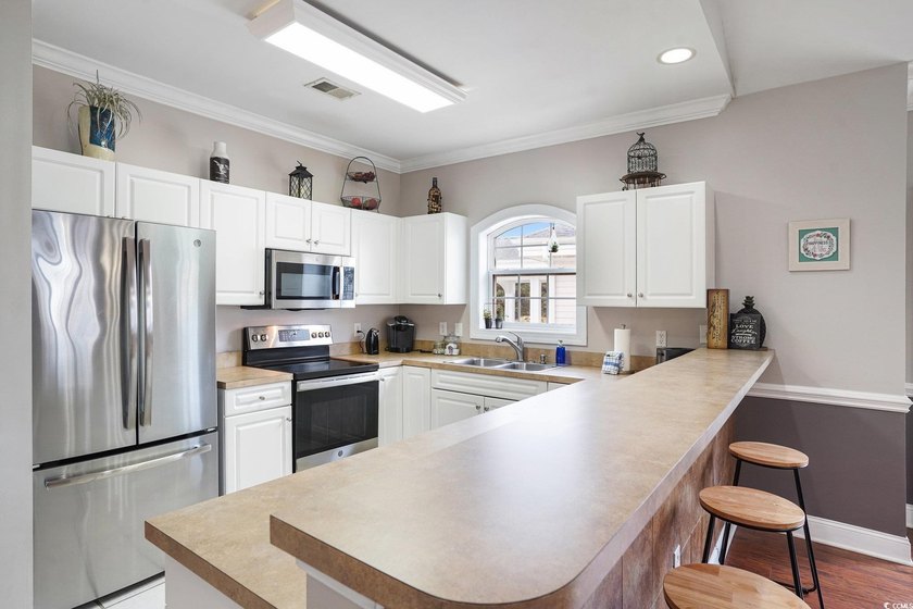 This beautiful top floor End Unit Condo Features, 3 bedroom, 2 - photo 11