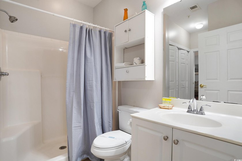 This beautiful top floor End Unit Condo Features, 3 bedroom, 2 - photo 15