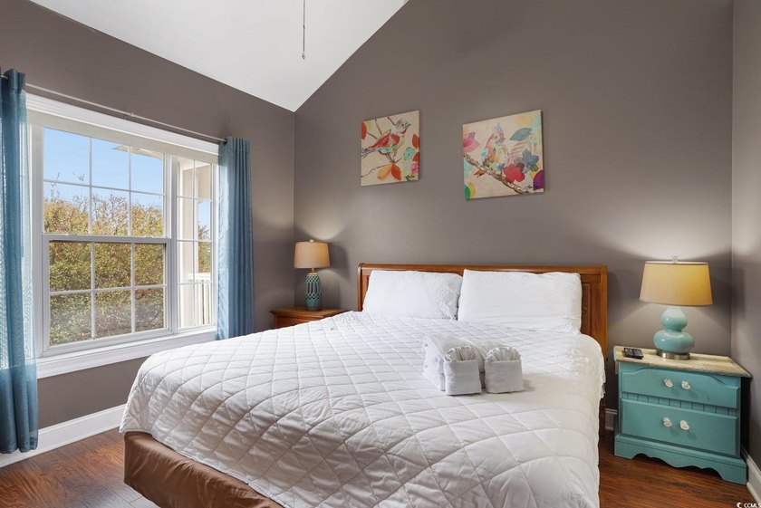This beautiful top floor End Unit Condo Features, 3 bedroom, 2 - photo 16