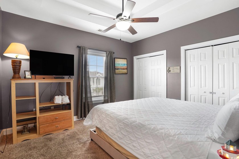 This beautiful top floor End Unit Condo Features, 3 bedroom, 2 - photo 19