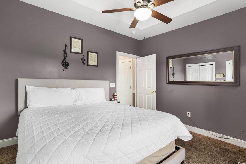 This beautiful top floor End Unit Condo Features, 3 bedroom, 2 - photo 20