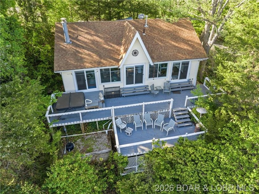 Great Lake View and nice open Decks with a Hot Tub! Vaulted - photo 7