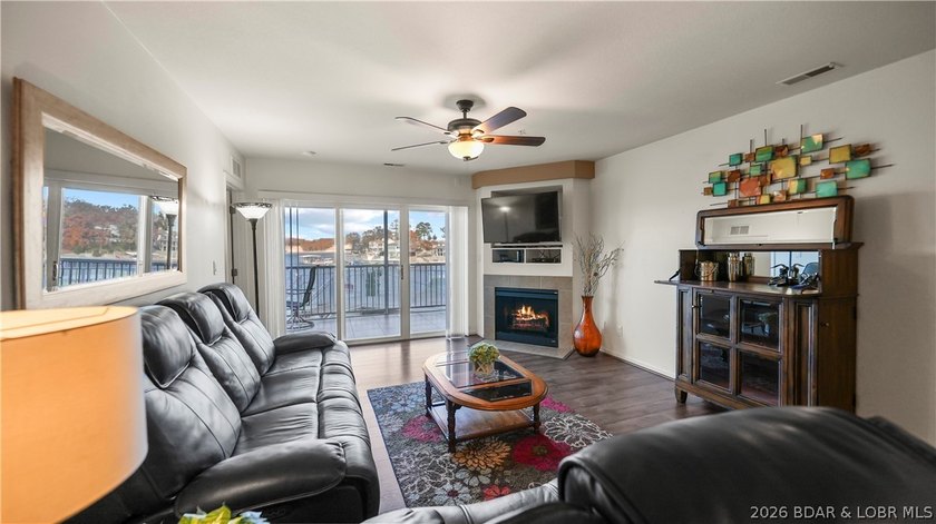 Three bedrooms, three full baths, two of those bedrooms lakeside - photo 3