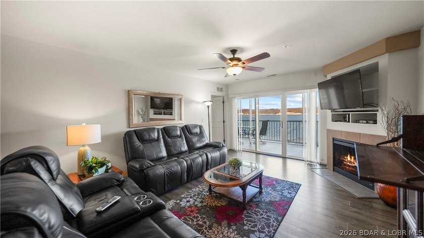 Three bedrooms, three full baths, two of those bedrooms lakeside - photo 4