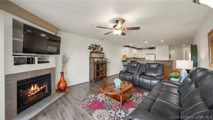 Three bedrooms, three full baths, two of those bedrooms lakeside - photo 5