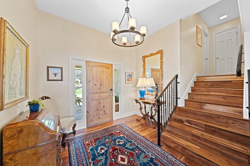 Beautifully updated custom home in desirable Riverhill offering - photo 14