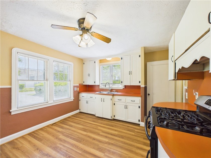 Charming and well maintained 3-bedroom, 2.5-bath Cape Cod - photo 5