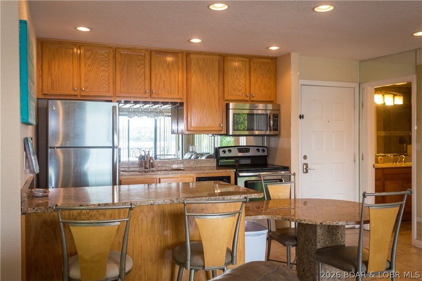 Welcome to this beautifully updated 1-bedroom lakefront end-unit - photo 4