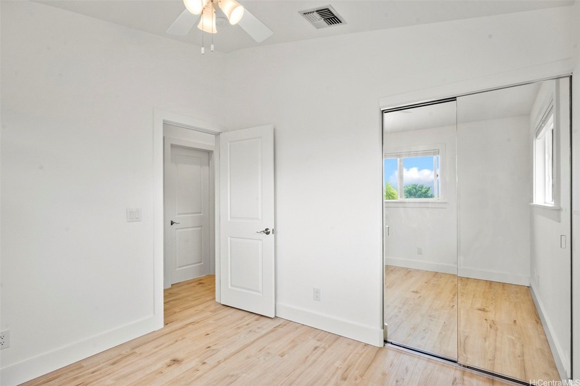 Renovated beach-style 3 bd, 2 ba home with 2 bd,1 ba permitted - photo 11