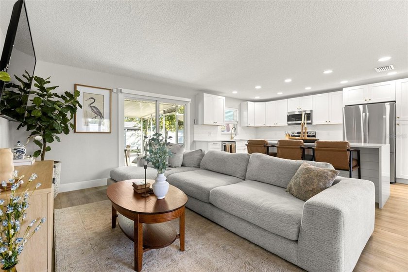 Welcome to this beautifully renovated 3 bedroom 2 bathroom home - photo 11