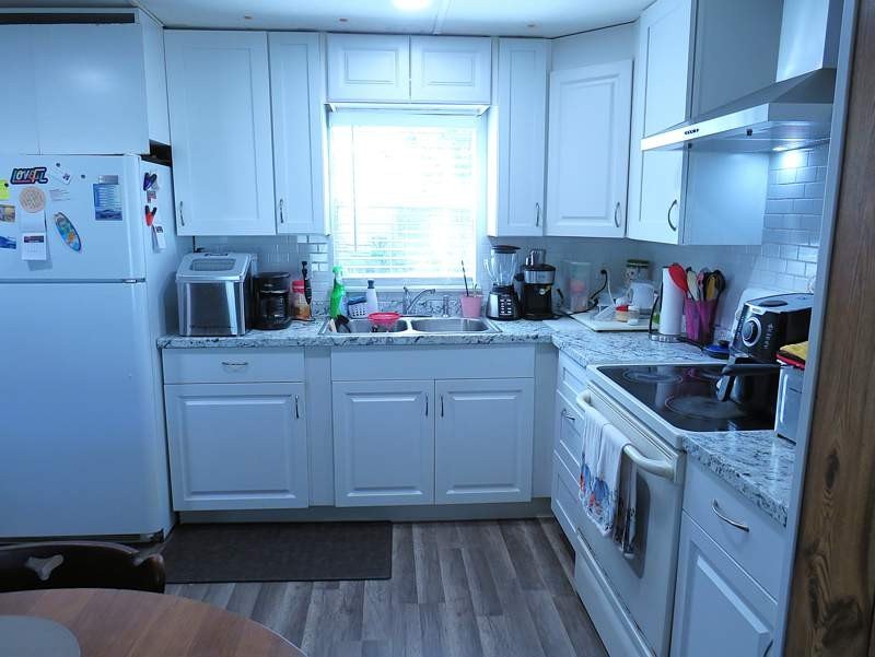 Come and see this affordable 2/2 split plan home today. Kitchen - photo 3
