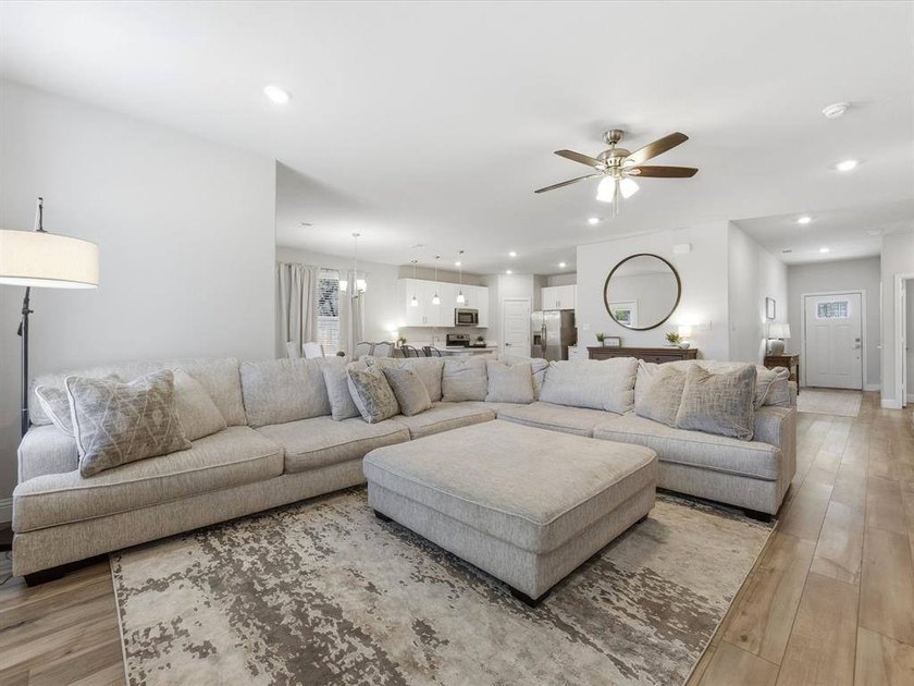 Welcome to this stunning 3 bedroom, 2 bathroom home nestled - photo 5