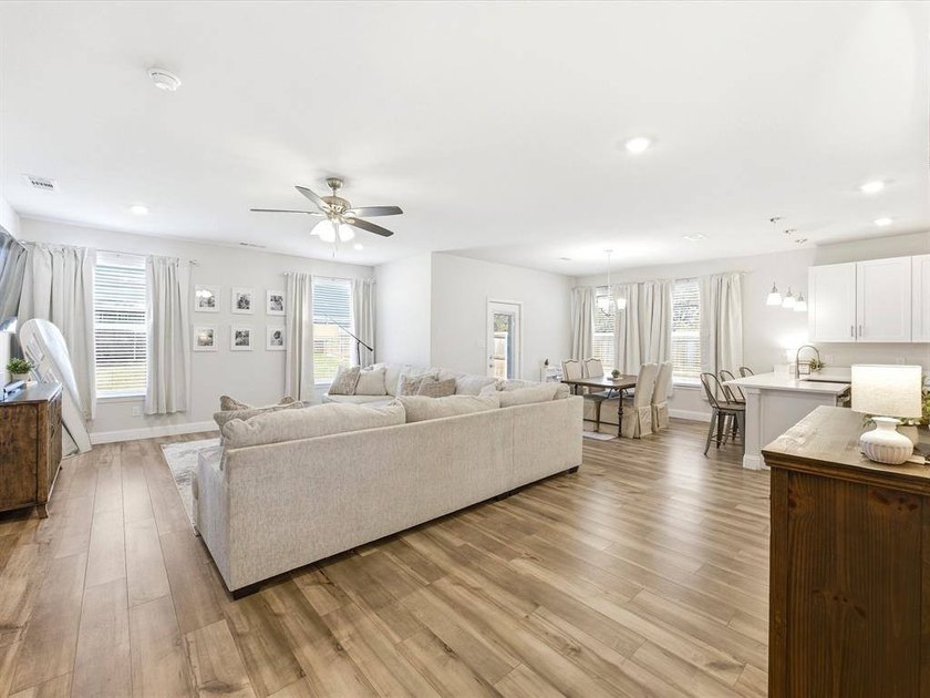 Welcome to this stunning 3 bedroom, 2 bathroom home nestled - photo 6