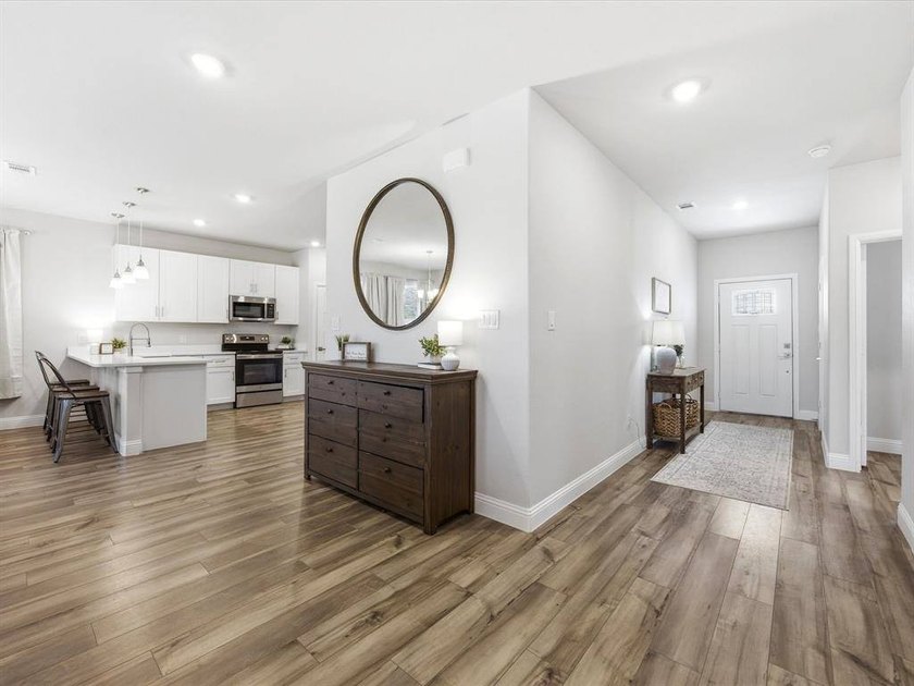 Welcome to this stunning 3 bedroom, 2 bathroom home nestled - photo 7