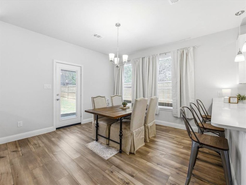 Welcome to this stunning 3 bedroom, 2 bathroom home nestled - photo 8