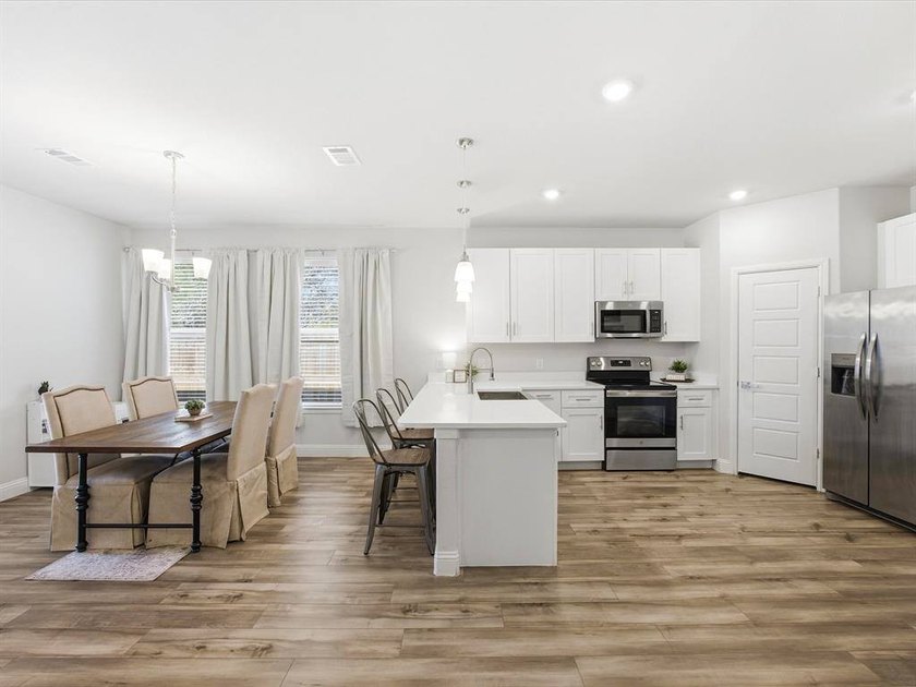 Welcome to this stunning 3 bedroom, 2 bathroom home nestled - photo 9