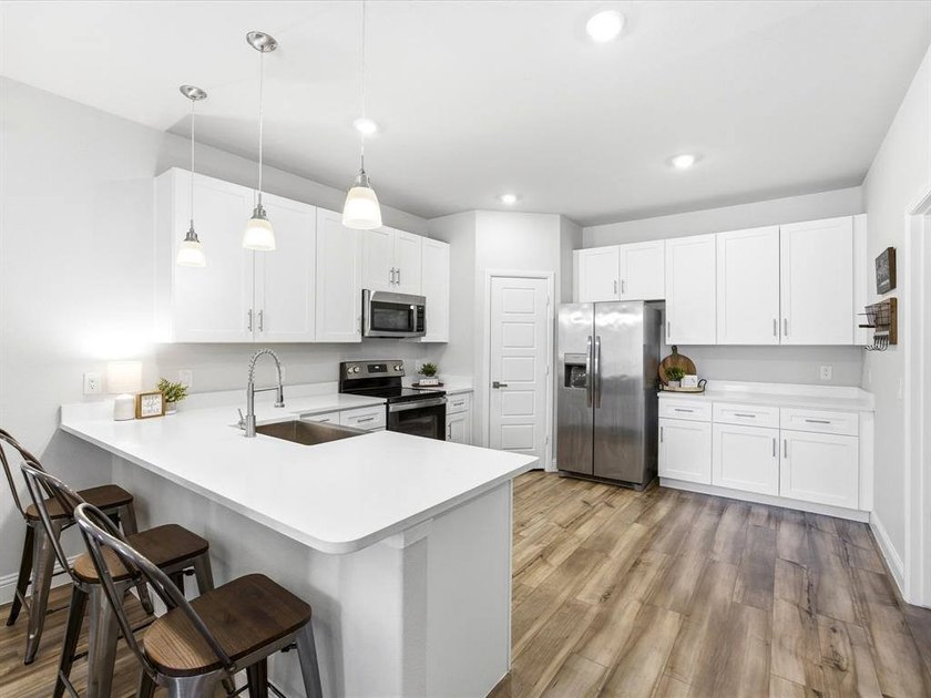 Welcome to this stunning 3 bedroom, 2 bathroom home nestled - photo 10