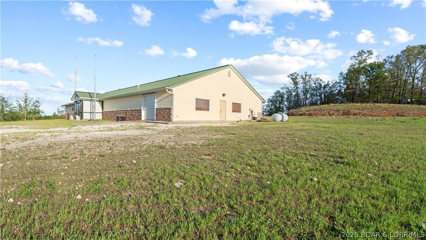 This versatile commercial property offers an exceptional - photo 4