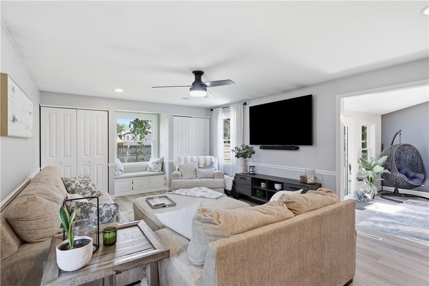 Show-stopping and meticulously maintained, this move-in ready - photo 17
