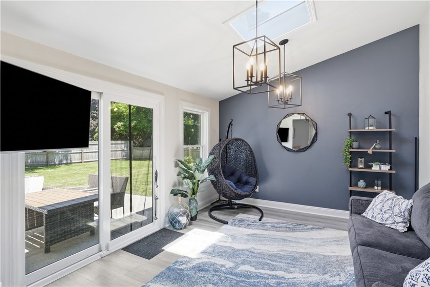 Show-stopping and meticulously maintained, this move-in ready - photo 19