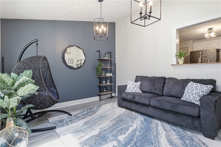 Show-stopping and meticulously maintained, this move-in ready - photo 20