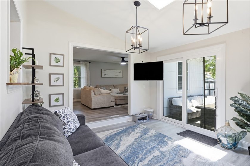 Show-stopping and meticulously maintained, this move-in ready - photo 21