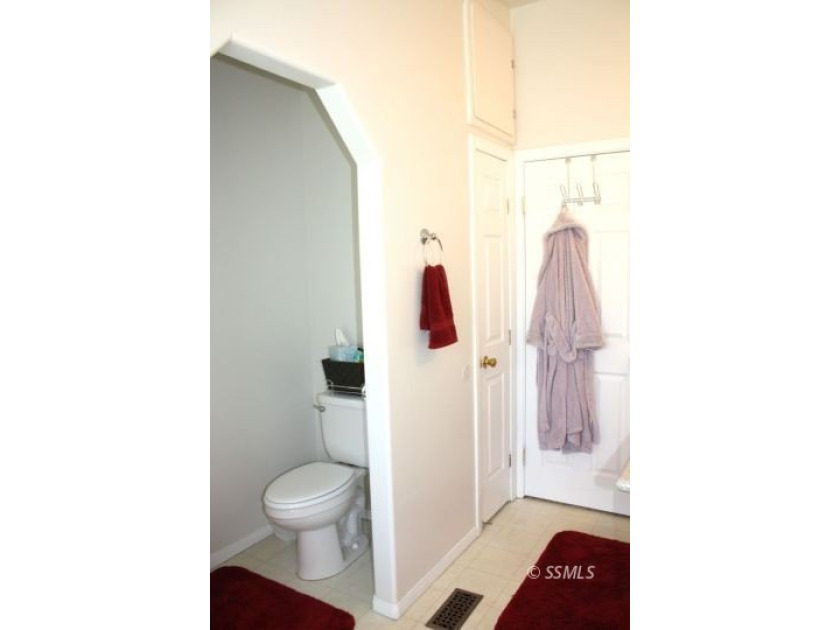 Move-In Ready! Charming 2-bedroom, 2-bath home with beautiful - photo 22