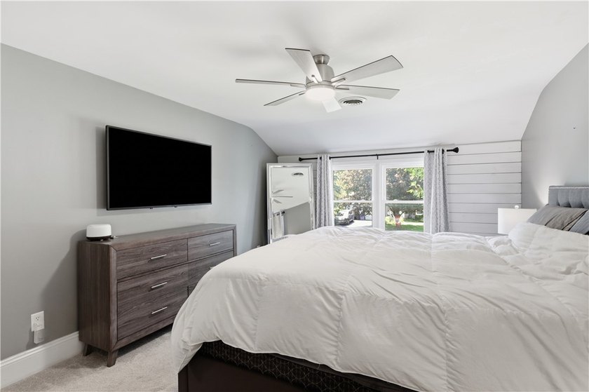 Show-stopping and meticulously maintained, this move-in ready - photo 26