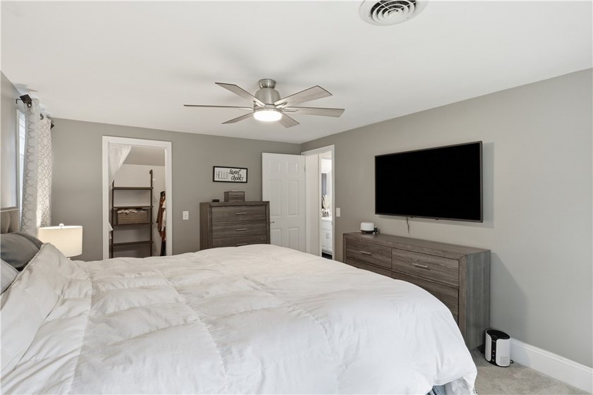 Show-stopping and meticulously maintained, this move-in ready - photo 27