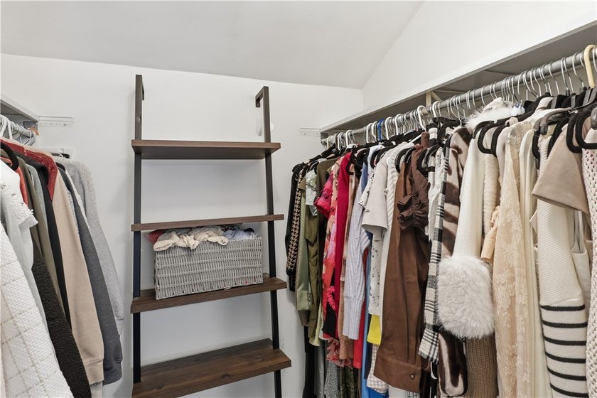 Show-stopping and meticulously maintained, this move-in ready - photo 28