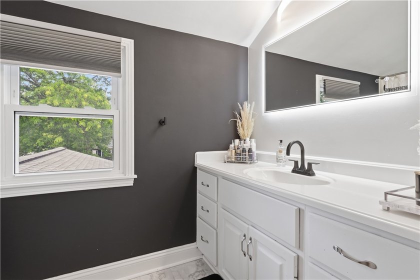 Show-stopping and meticulously maintained, this move-in ready - photo 31