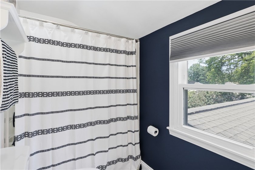 Show-stopping and meticulously maintained, this move-in ready - photo 32