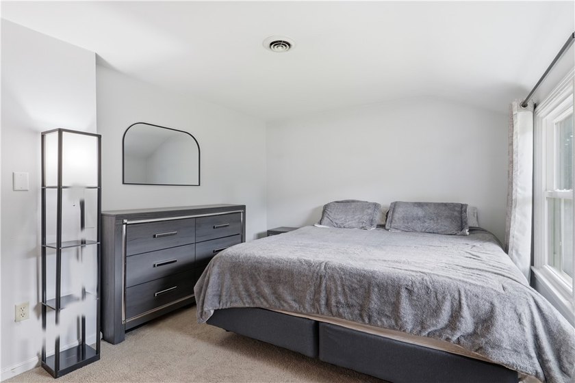 Show-stopping and meticulously maintained, this move-in ready - photo 33