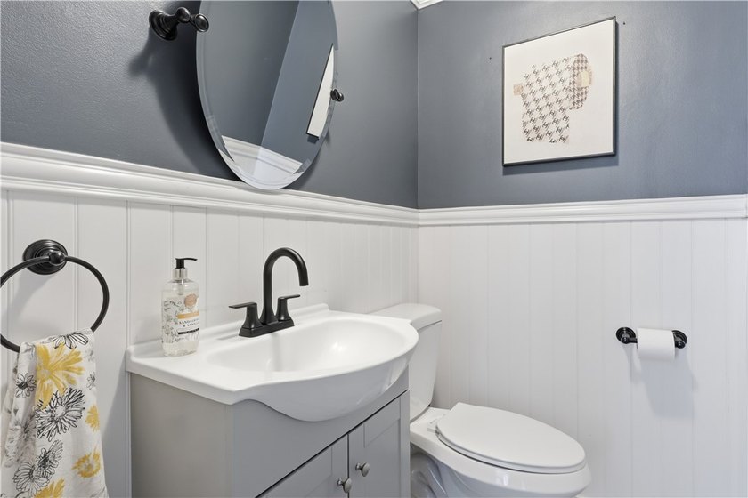 Show-stopping and meticulously maintained, this move-in ready - photo 35