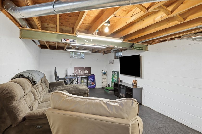 Show-stopping and meticulously maintained, this move-in ready - photo 36
