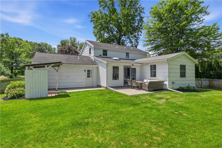 Show-stopping and meticulously maintained, this move-in ready - photo 41