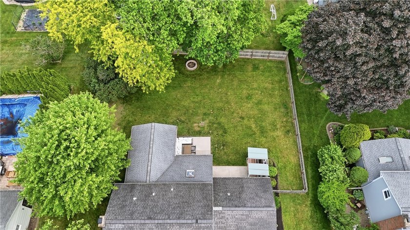 Show-stopping and meticulously maintained, this move-in ready - photo 47
