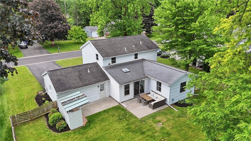 Show-stopping and meticulously maintained, this move-in ready - photo 48