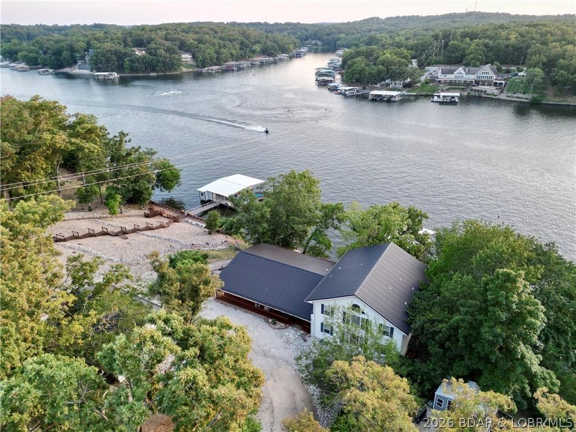 A must-see 10 Bedroom waterfront home. Check out this rare find - photo 6