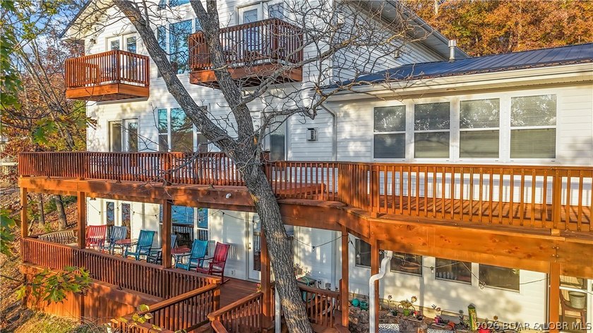 A must-see 10 Bedroom waterfront home. Check out this rare find - photo 9