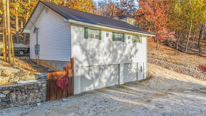 A must-see 10 Bedroom waterfront home. Check out this rare find - photo 10