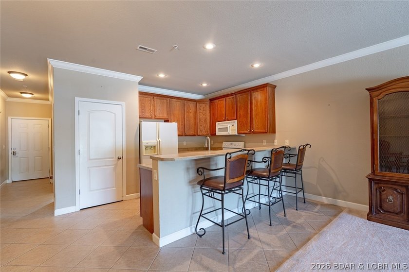 Experience low-maintenance lake living in this well-maintained - photo 3