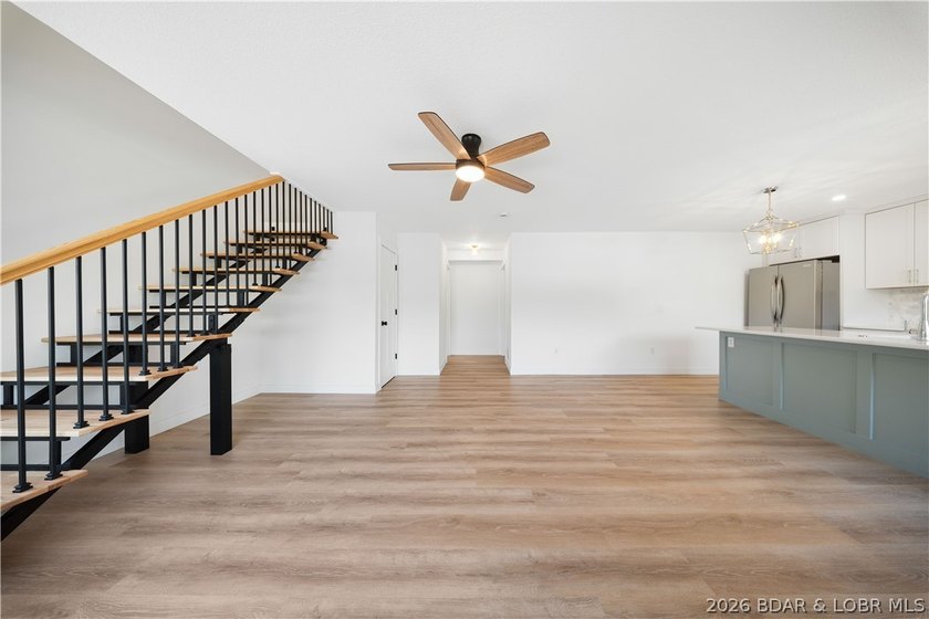 Cove location with 100 feet of lakefront, this beautifully - photo 3