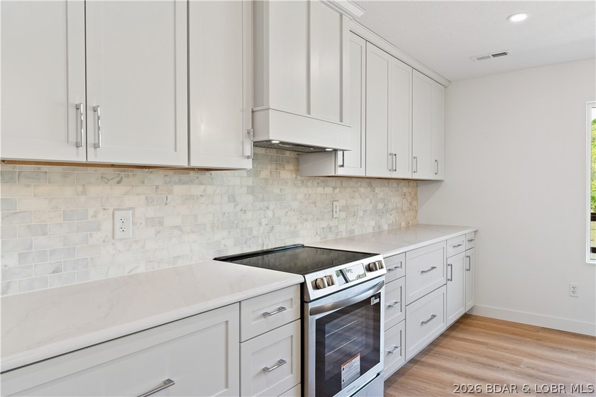 Cove location with 100 feet of lakefront, this beautifully - photo 5