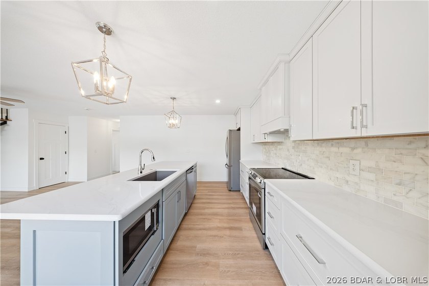 Cove location with 100 feet of lakefront, this beautifully - photo 6