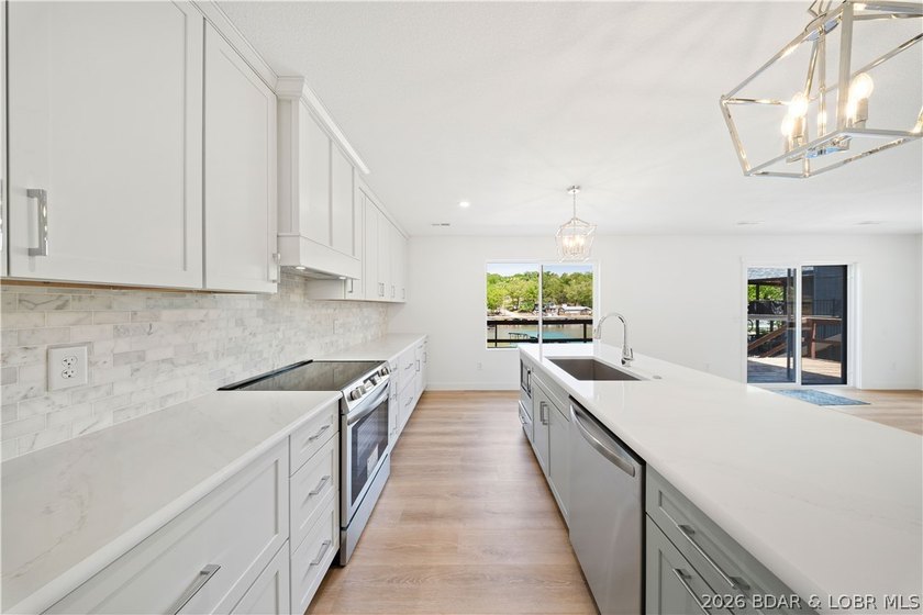 Cove location with 100 feet of lakefront, this beautifully - photo 9