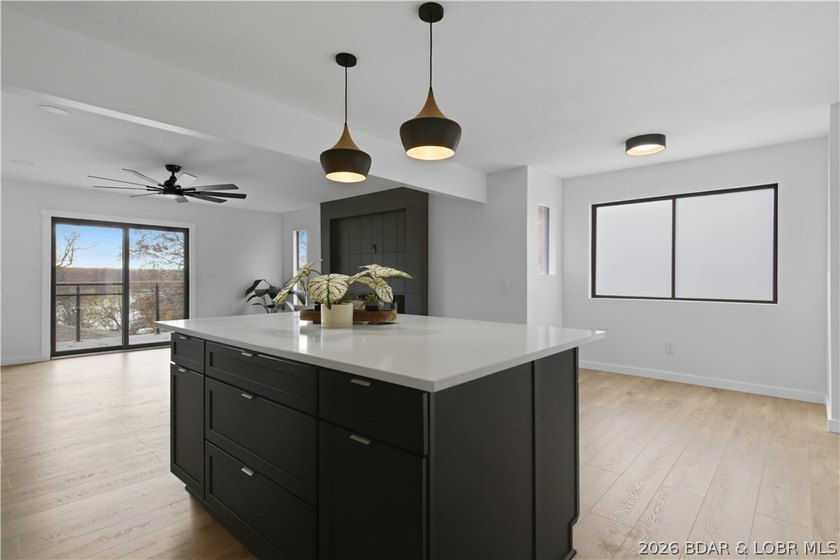 Newley Renovated Throughout!!!! Welcome to this stunning 4 - photo 4