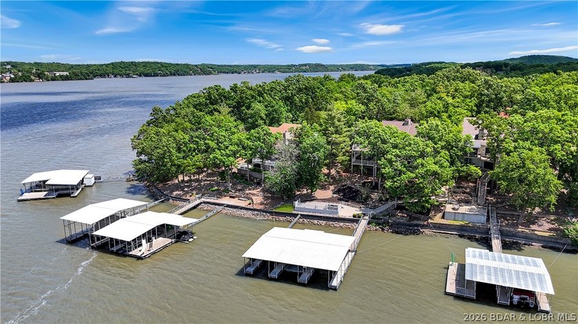 Welcome to 55 Point Hickory Ct. in beautiful Four Seasons, MO! - photo 4