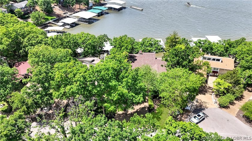 Welcome to 55 Point Hickory Ct. in beautiful Four Seasons, MO! - photo 5