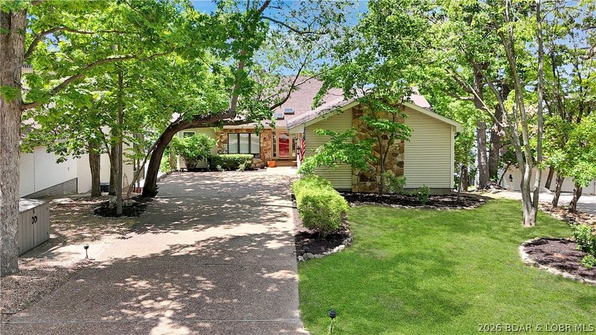 Welcome to 55 Point Hickory Ct. in beautiful Four Seasons, MO! - photo 7